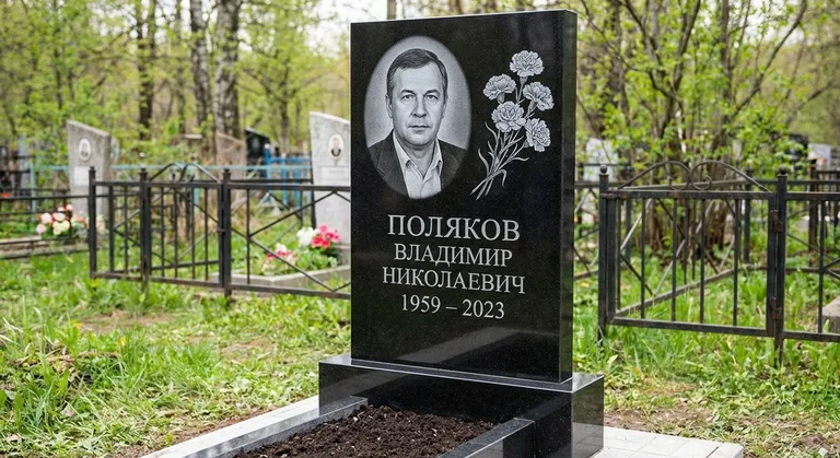Памятник с гравировкой гвоздик — выполненная работа «Поляков» в Ростове-на-Дону