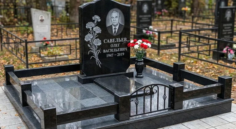 Памятник с гравировкой гвоздик — выполненная работа «Савельев» в Ростове-на-Дону