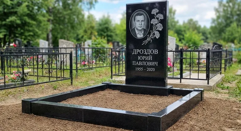 Памятник с гравировкой гвоздик — выполненная работа «Дроздов» в Ростове-на-Дону