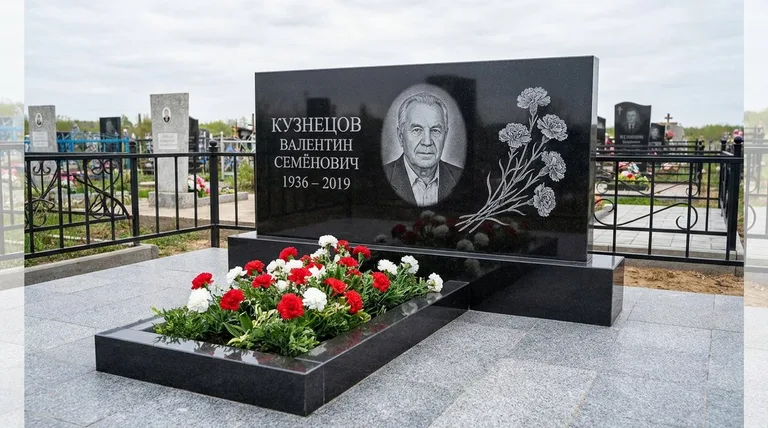 Памятник с гравировкой гвоздик — выполненная работа «Кузнецов» в Ростове-на-Дону