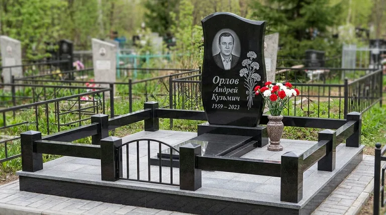 Памятник с гравировкой гвоздик — выполненная работа «Орлов» в Ростове-на-Дону
