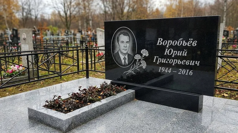 Памятник с гравировкой гвоздик — выполненная работа «Воробьёв» в Ростове-на-Дону