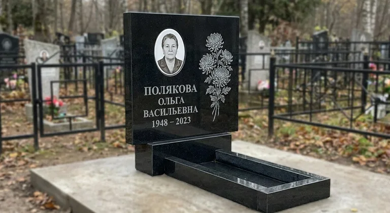 Памятник с гравировкой хризантем — выполненная работа «Полякова» в Ростове-на-Дону