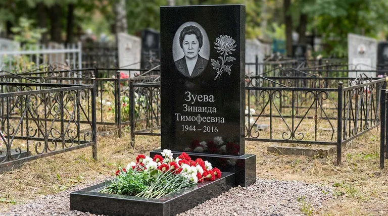 Памятник с гравировкой хризантем — выполненная работа «Зуева» в Ростове-на-Дону