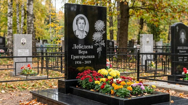 Памятник с гравировкой хризантем — выполненная работа «Лебедева» в Ростове-на-Дону