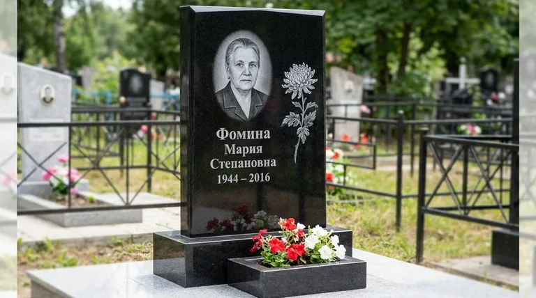 Памятник с гравировкой хризантем — выполненная работа «Фомина» в Ростове-на-Дону