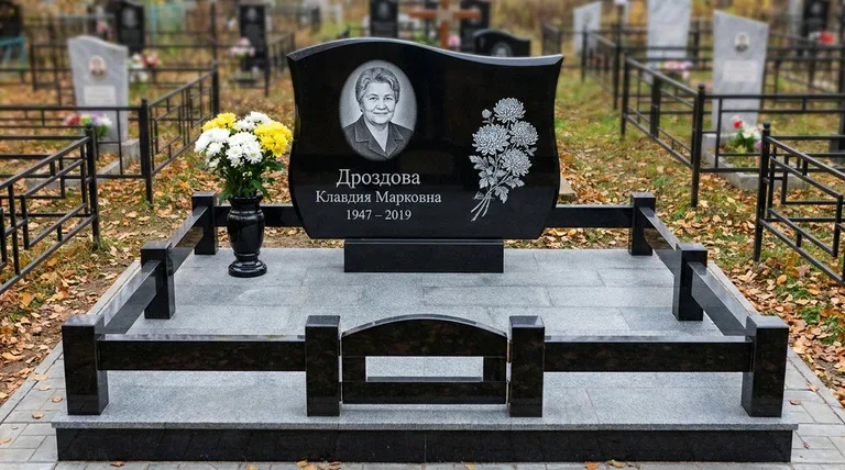 Памятник с гравировкой хризантем — выполненная работа «Дроздова» в Ростове-на-Дону