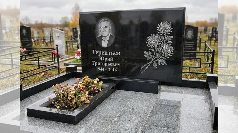 Памятник с гравировкой хризантем — выполненная работа «Терентьев» в Ростове-на-Дону