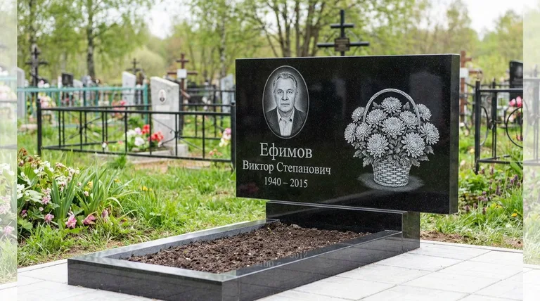 Памятник с гравировкой хризантем — выполненная работа «Ефимов» в Ростове-на-Дону
