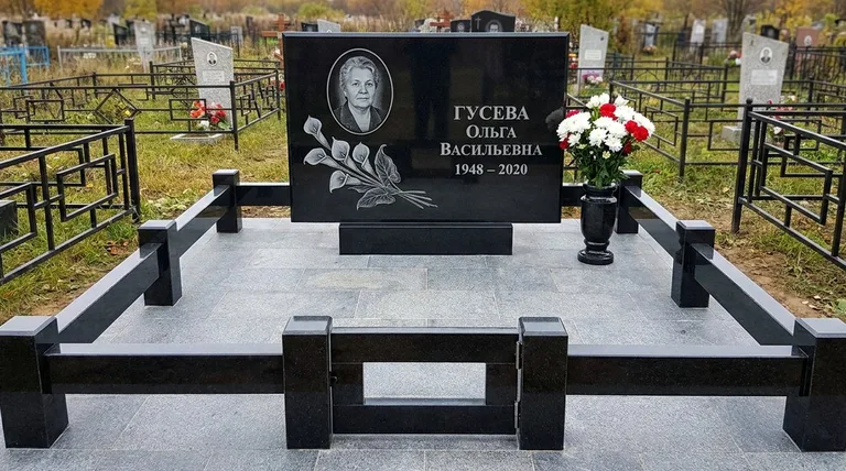Памятник с гравировкой калл — выполненная работа «Гусева» в Ростове-на-Дону