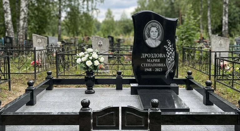 Гравировка ландышей на памятник в Ростове-на-Дону — пример работы на граните