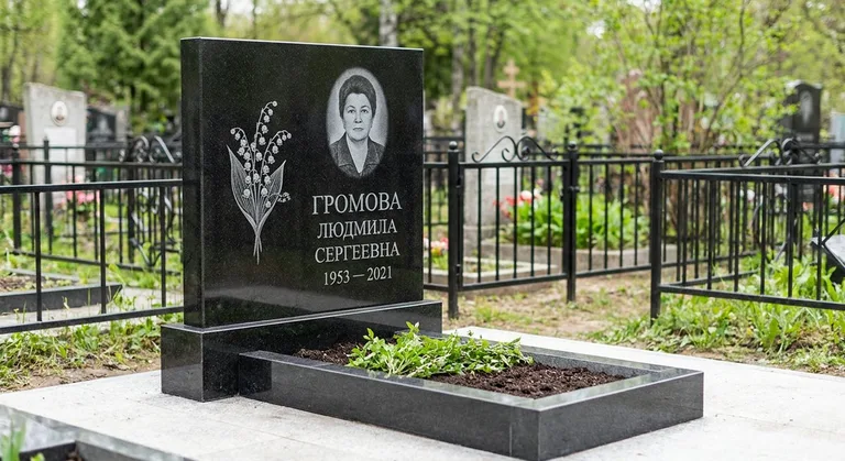 Памятник с гравировкой ландышей — выполненная работа «Громова» в Ростове-на-Дону