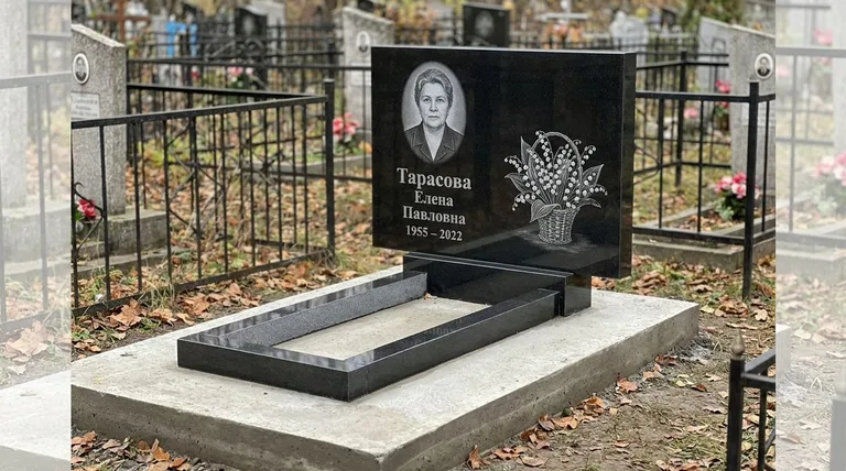 Памятник с гравировкой ландышей — выполненная работа «Тарасова» в Ростове-на-Дону