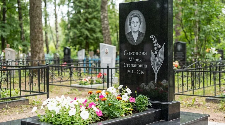 Памятник с гравировкой ландышей — выполненная работа «Соколова» в Ростове-на-Дону
