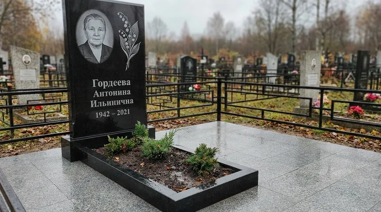 Памятник с гравировкой ландышей — выполненная работа «Гордеева» в Ростове-на-Дону