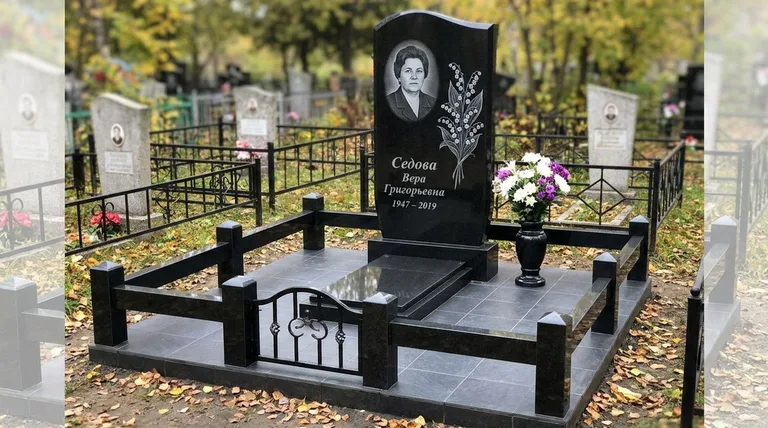 Памятник с гравировкой ландышей — выполненная работа «Седова» в Ростове-на-Дону