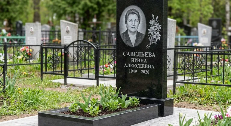 Памятник с гравировкой лилий — выполненная работа «Савельева» в Ростове-на-Дону