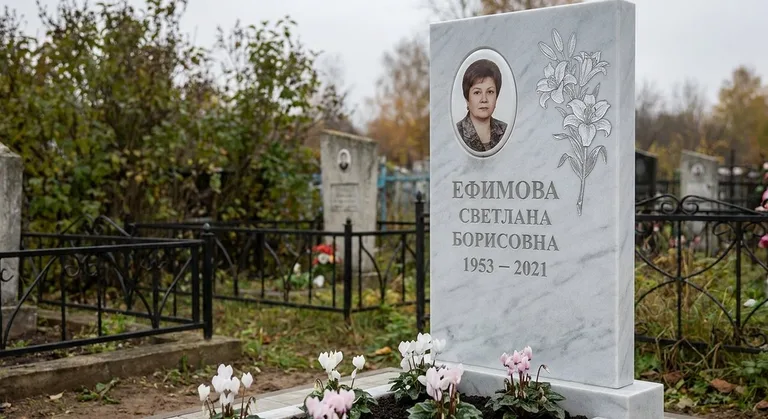 Памятник с гравировкой лилий — выполненная работа «Ефимова» в Ростове-на-Дону