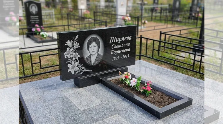 Памятник с гравировкой лилий — выполненная работа «Ширяева» в Ростове-на-Дону