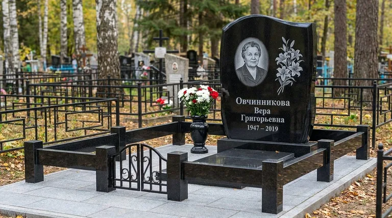 Памятник с гравировкой лилий — выполненная работа «Овчинникова» в Ростове-на-Дону