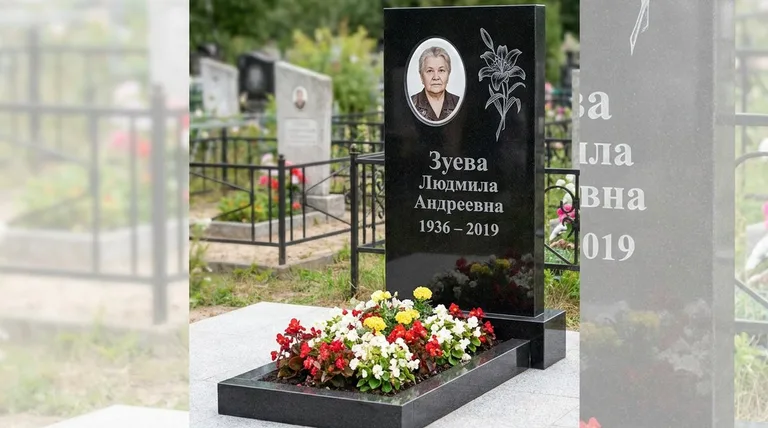 Памятник с гравировкой лилий — выполненная работа «Зуева» в Ростове-на-Дону