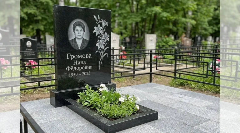 Памятник с гравировкой лилий — выполненная работа «Громова» в Ростове-на-Дону