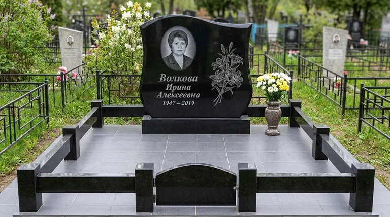 Памятник с гравировкой лилий — выполненная работа «Волкова» в Ростове-на-Дону