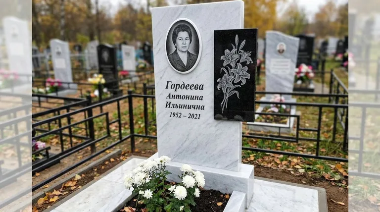 Памятник с гравировкой лилий — выполненная работа «Гордеева» в Ростове-на-Дону