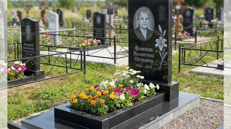 Памятник с гравировкой лилий — выполненная работа «Фомина» в Ростове-на-Дону