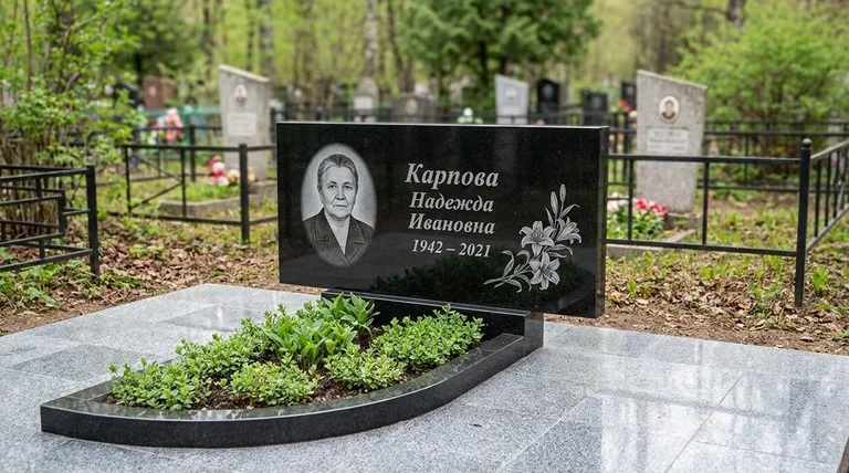 Памятник с гравировкой лилий — выполненная работа «Карпова» в Ростове-на-Дону