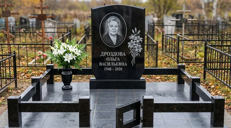 Памятник с гравировкой лилий — выполненная работа «Дроздова» в Ростове-на-Дону