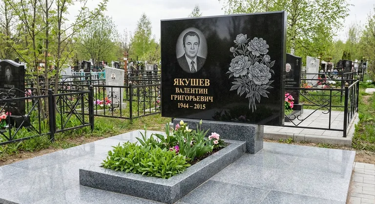 Памятник с гравировкой пионов — выполненная работа «Якушев» в Ростове-на-Дону