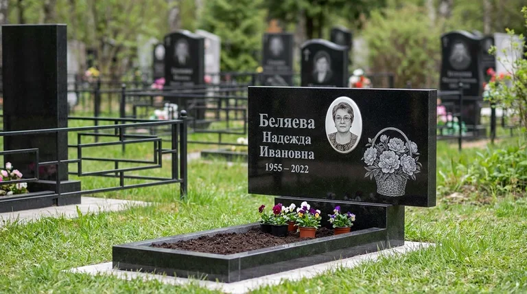 Памятник с гравировкой пионов — выполненная работа «Беляева» в Ростове-на-Дону