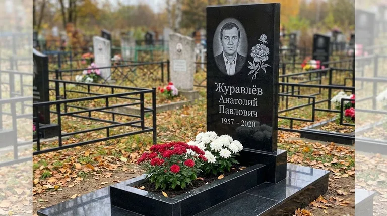 Памятник с гравировкой пионов — выполненная работа «Журавлёв» в Ростове-на-Дону