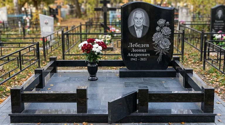 Памятник с гравировкой пионов — выполненная работа «Лебедев» в Ростове-на-Дону