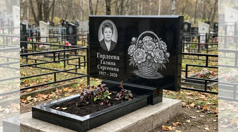 Памятник с гравировкой пионов — выполненная работа «Гордеева» в Ростове-на-Дону