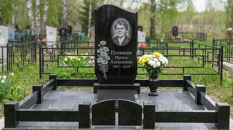 Памятник с гравировкой ромашек — выполненная работа «Полякова» в Ростове-на-Дону