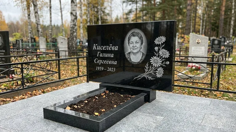 Памятник с гравировкой ромашек — выполненная работа «Киселёва» в Ростове-на-Дону