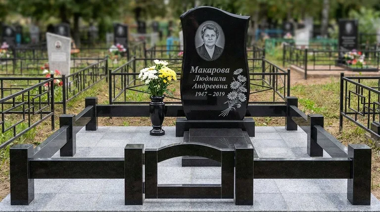 Памятник с гравировкой ромашек — выполненная работа «Макарова» в Ростове-на-Дону