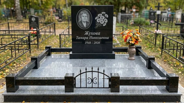 Памятник с гравировкой ромашек — выполненная работа «Жукова» в Ростове-на-Дону