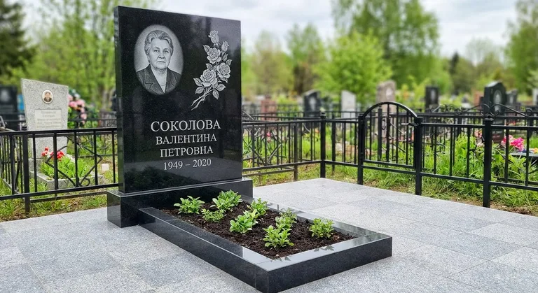 Памятник с гравировкой роз — выполненная работа «Соколова» в Ростове-на-Дону