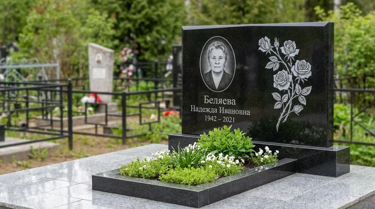 Памятник с гравировкой роз — выполненная работа «Беляева» в Ростове-на-Дону