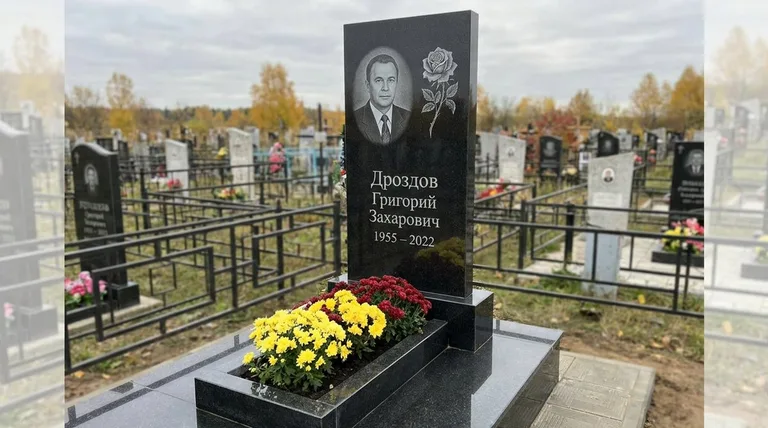 Памятник с гравировкой роз — выполненная работа «Дроздов» в Ростове-на-Дону