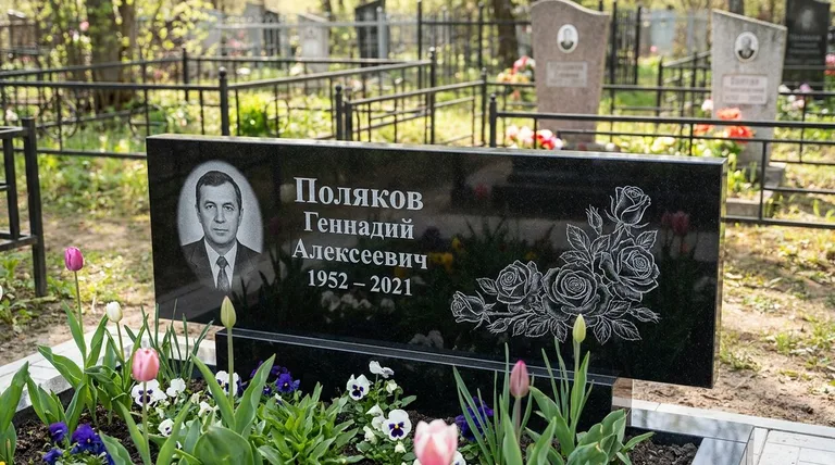 Памятник с гравировкой роз — выполненная работа «Поляков» в Ростове-на-Дону