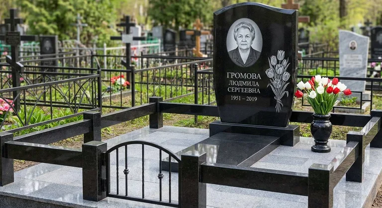 Памятник с гравировкой тюльпанов — выполненная работа «Громова» в Ростове-на-Дону
