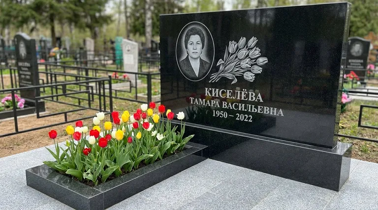 Памятник с гравировкой тюльпанов — выполненная работа «Киселёва» в Ростове-на-Дону