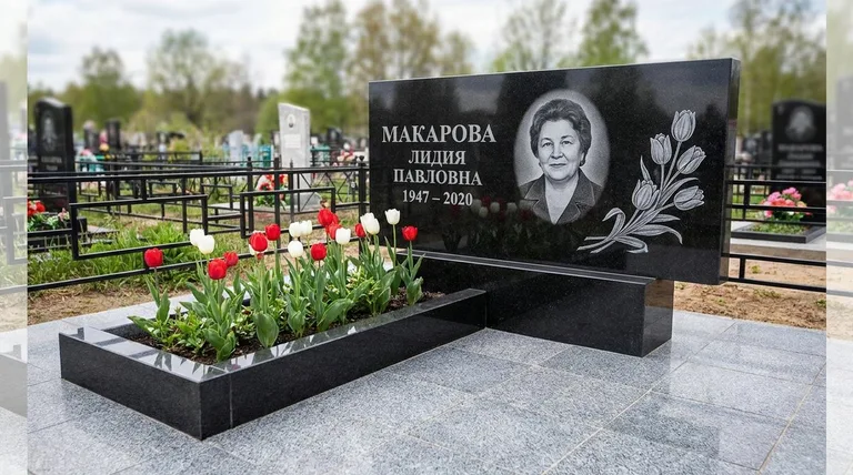 Памятник с гравировкой тюльпанов — выполненная работа «Макарова» в Ростове-на-Дону