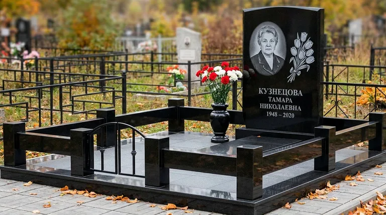 Памятник с гравировкой тюльпанов — выполненная работа «Кузнецова» в Ростове-на-Дону