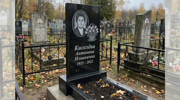 Памятник с гравировкой тюльпанов — выполненная работа «Киселёва» в Ростове-на-Дону