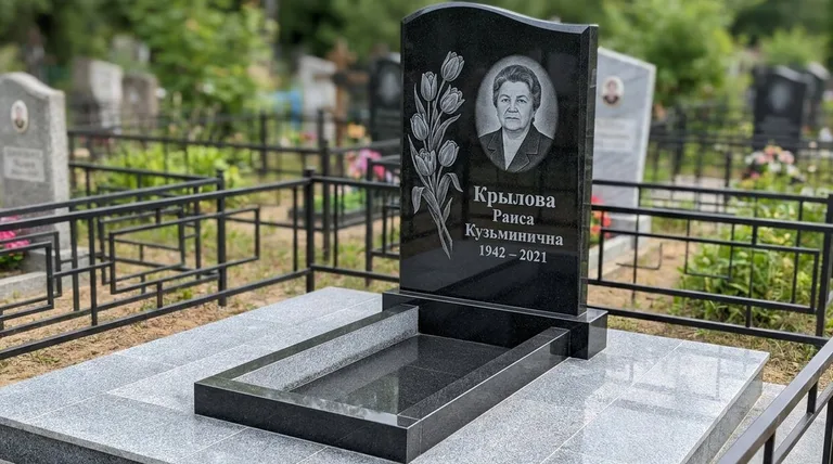 Памятник с гравировкой тюльпанов — выполненная работа «Крылова» в Ростове-на-Дону